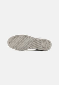 EA7 Emporio Armani SLASHER UNISEX - Sportbačiai - antartica/white