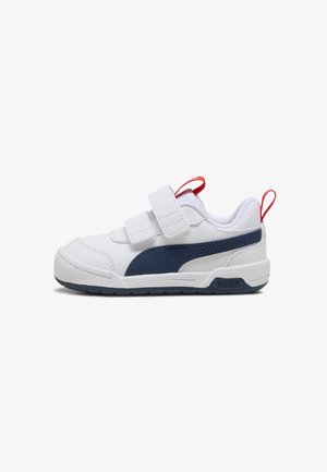 Sneaker bianco con accenti blu navy, due fasce in Velcro, colletto imbottito, linguetta rossa e suola testurizzata. Presenta il logo Puma sul lato.
