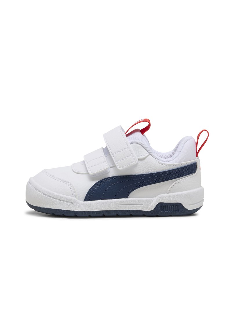 Sneaker bianco con accenti blu navy, due fasce in Velcro, colletto imbottito, linguetta rossa e suola testurizzata. Presenta il logo Puma sul lato.