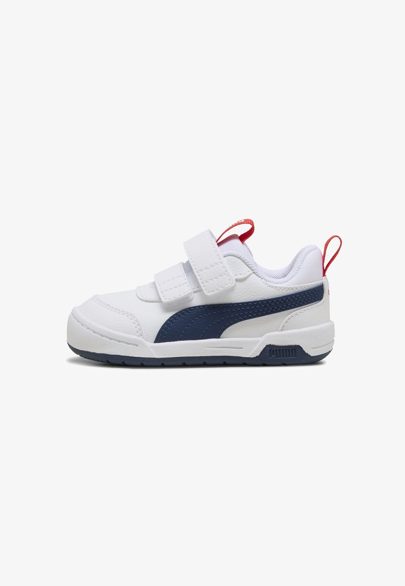 Sneaker bianco con accenti blu navy, due fasce in Velcro, colletto imbottito, linguetta rossa e suola testurizzata. Presenta il logo Puma sul lato.