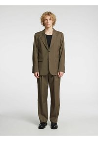 Donkergroen olijfgroen pak met een blazer met een enkele knoop en bijpassende broek. Slankvallend ontwerp met een gladde textuur en minimalistische details.