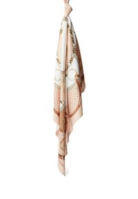 Foulard in seta con un design rosa chiaro e bianco, arricchito da catene e motivi dorati. Texture liscia, appeso a un nodo legato.