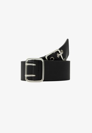 Cintura in pelle nera con fibbia lucida argentata e design rettangolare, caratterizzata da fori per la regolazione e una texture liscia.