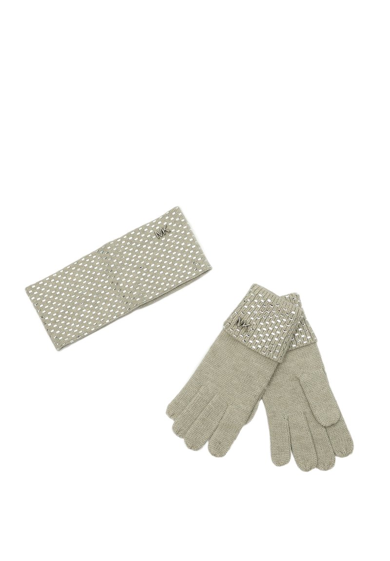 Guantes de punto grises con puño de patrón texturizado, que presenta un acento en forma de logo plateado. Incluye una pulsera a juego con el mismo patrón.