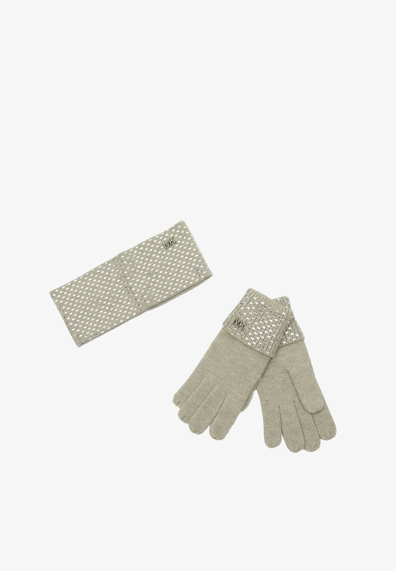 Grå stickade handskar med texturerad mönstrad manschett, prydda med en silverfärgad logotyp. Inkluderar ett matchande mönstrat handledsband.