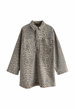 Oversized-Leopardenmusterhemd aus Denim, mit einem klassischen Kragen, zwei Fronttaschen und Knopfverschlüssen, und langen Ärmeln.