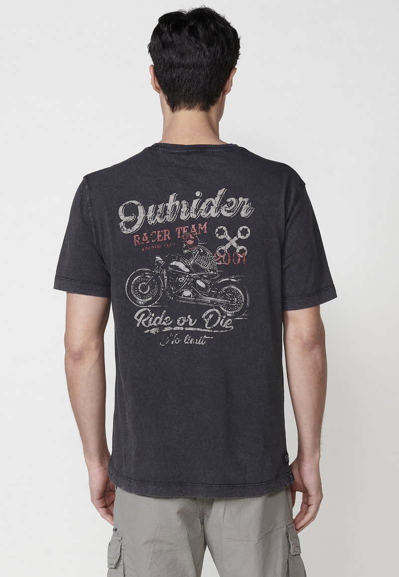 Crna pamučna majica s grafičkim printom motocikla i natpisima "Outrider Racer Team 2007" i "Ride or Die". Kratki rukavi.