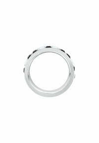 Silverring med en strömlinjeformad design, utrustad med en band med svarta accenter och blå, facetterade ädelstenar längs kanten.