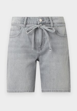 Pantalones cortos de mezclilla gris claro con bolsillos delanteros, trabillas para cinturón, cierre de botón y cinturón de tela a juego en la cintura.