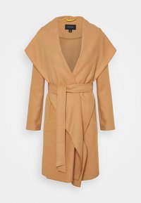 Manteau wrap camel en tissu doux, avec un large col, des manches longues et une ceinture à la taille. Le design présente un devant asymétrique.