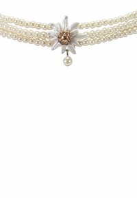 Perlenhalsband mit drei Strängen, das ein florales Element mit einem braunen Zentrum und einem hängenden Perlenanhänger zeigt. In Weiß und Creme gehalten, mit glatter Textur.