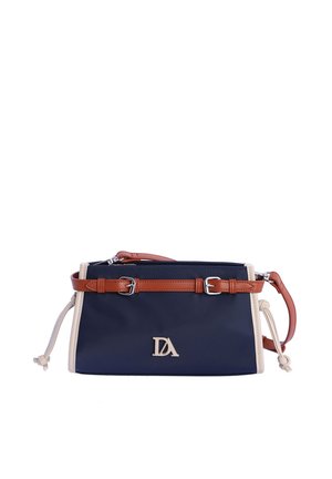 Bolso rectangular azul marino con bordes beige, correa marrón ajustable con hebillas plateadas y logo DA en el centro delantero.