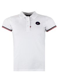 Camisa polo blanca de manga corta, con tapeta de tres botones y un logotipo circular. Presenta acentos de rayas azul, rojo y blanco en las mangas.