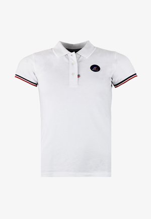 Camisa polo blanca de manga corta, con tapeta de tres botones y un logotipo circular. Presenta acentos de rayas azul, rojo y blanco en las mangas.