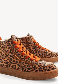 Luipaardprint high-top sneakers van suède, met oranje veters, zijritsen en een getextureerde bruine rubberen zool.
