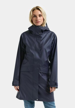 Waterdichte marineblauwe regenjas met capuchon, voorste drukknopsluiting en twee voorzakken. Gemaakt van glad, duurzaam materiaal met een comfortabele pasvorm.