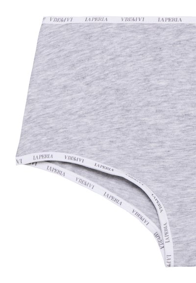 Cuecas de algodão cinzentas com uma textura suave, apresentando uma faixa branca impressa com "LA PERLA" num padrão repetido.