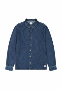 Camisa de mezclilla en azul oscuro con mangas largas, cuello abotonado, botones dorados y costuras en contraste. Presenta etiqueta de la marca en el dobladillo.