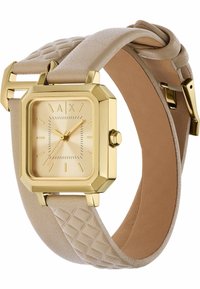 Guldfarvet firkantet ur med en beige læderrem, der har en quiltet struktur og en glat inderside. Minimalistisk urskive med timemarkører.