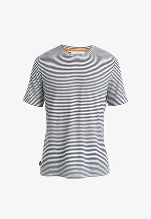 Gestreepte T-shirt met korte mouwen in wit en marineblauw, met een ronde halslijn en een zachte, gladde textuur, voorzien van een logolabel aan de zijnaad.