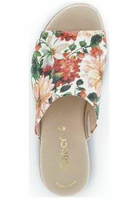 Kwiatowe klapki na tle białym, ozdobione wielokolorowymi kwiatami w odcieniach pomarańczowego, zielonego i różowego. Miękka wkładka o fakturze z złotym brandingiem.