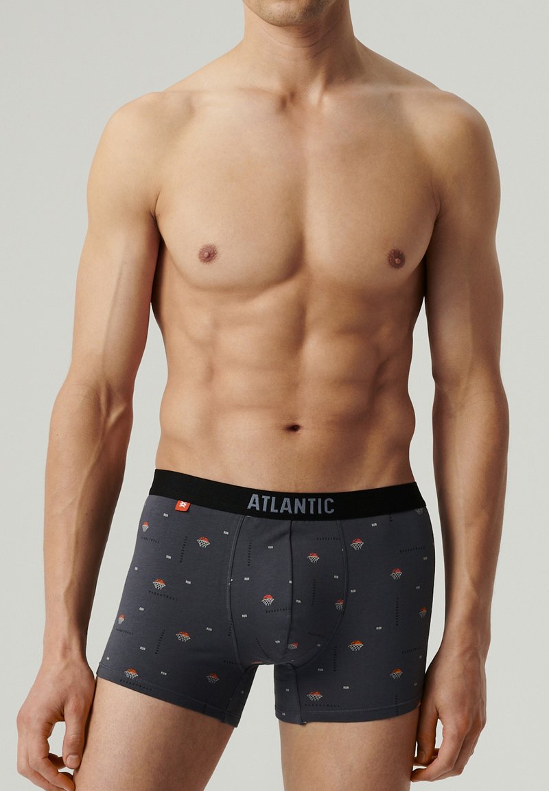 Szare bokserki z wzorem koszykarskim, elastyczny pas na którym widnieje napis "ATLANTIC", gładki materiał, dopasowany krój i krótka długość nogawki.