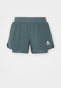 Pantalones cortos deportivos de color verde azulado oscuro con una cintura ancha elástica, forro interior de malla y aberturas en los laterales para mayor movilidad. Logo en la parte inferior derecha delantera.