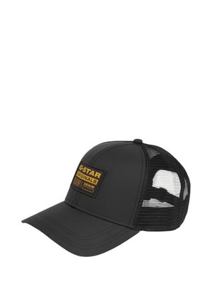 Cappello trucker nero con visiera curva e retro in rete, con una toppa rettangolare con la scritta G-STAR ORIGINALS RAW DENIM in giallo e nero.