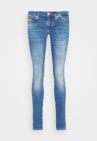 Jeans ajustados en denim azul claro con un lavado desgastado. Cuenta con cinco bolsillos, trabillas para el cinturón y una bragueta de botones. Textura suave.