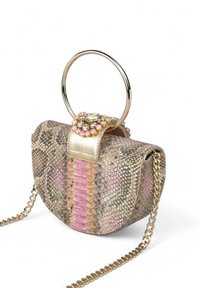 Bolso pequeño y estructurado con estampado de serpiente iridiscente; incluye un asa en forma de anillo dorado, una correa de cadena metálica y un acento decorativo de gema en la tapa.