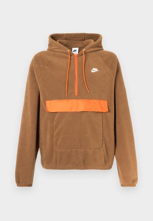 Bruine fleece hoodie met een oranje voorkant, ritsnek en kangoeroezak. Heeft een klein wit logo op de borst.