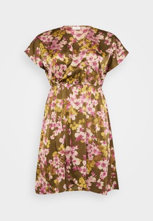 Rochie florală maro cu flori roz și galbene, cu mâneci scurte tip capă, decolteu în V și talie elastică pentru un fit confortabil.