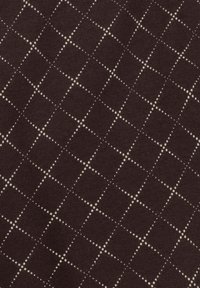 Ciemnobrązowa tkanina z wzorem w diamenty utworzonym przez małe, jasne kropki ułożone w siatkę. Miękka tekstura.