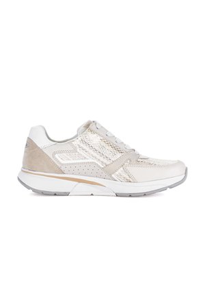 Lichtbeige sportieve sneaker met witte veters, mesh en suède panelen, en een witte rubberen zool met grijze profielvoering.