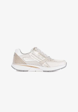 Baskets de sport beige clair avec lacets blancs, panneaux en mesh et en daim, et semelle en caoutchouc blanche avec une bande de roulement grise.