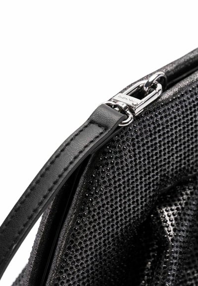 Borsa a rete nera con superficie texture, dotata di una cerniera e accessori in argento, tracolla in pelle sintetica e forma rettangolare.