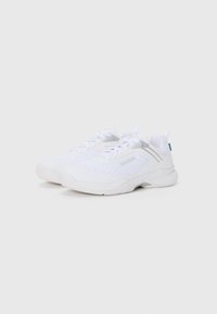 Zapatillas deportivas blancas con una parte superior texturizada, que presentan acentos grises y una suela acolchada. Incluyen cordones blancos y una pequeña etiqueta azul en el talón.