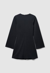 Schwarzes Kleid mit langen Ärmeln, rundem Ausschnitt und einem Reißverschluss hinten. Glatte Textur und ausgestellter Saum mit strukturierten Nähten an den Seiten.