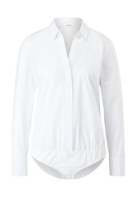 Chemise blanche à manches longues avec col, fermeture boutonnée sur le devant et coupe ajustée. L'ourlet sur mesure présente des fermetures à pression en bas.