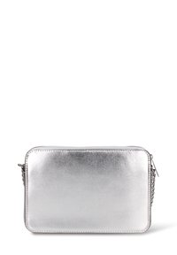 Borsa a tracolla rettangolare in argento metallico con texture liscia, chiusura a zip e tracolla con catena decorativa. Design pulito con angoli arrotondati.