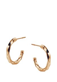 Złote, wykręcone kolczyki w kształcie kółek z polerowanym wykończeniem. Posiadają bezpieczne zapięcie na sztyft oraz gładką, refleksyjną powierzchnię.