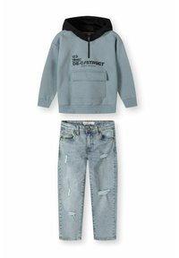 Jasnoniebieska bluza z kapturem z przednią kieszenią i czarnymi akcentami, zestawiona z przetartymi jasnoniebieskimi dżinsami z dziurami i prostym krojem.