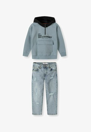 Jasnoniebieska bluza z kapturem z przednią kieszenią i czarnymi akcentami, zestawiona z przetartymi jasnoniebieskimi dżinsami z dziurami i prostym krojem.