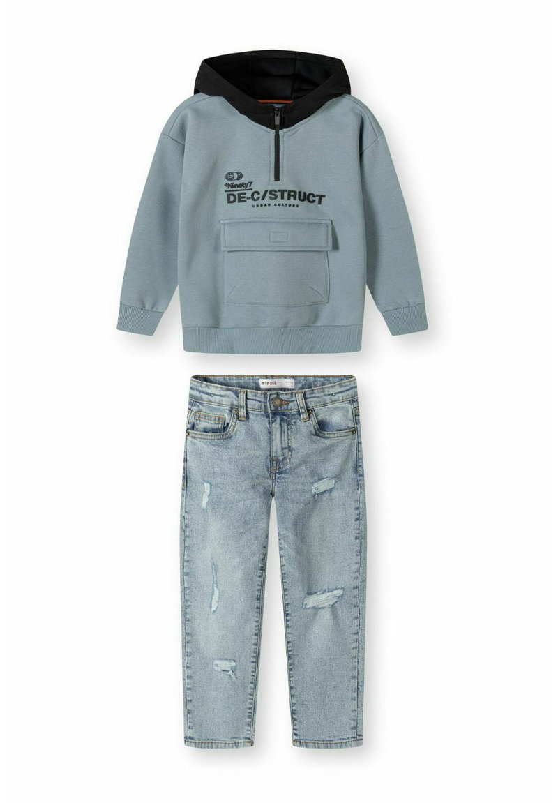 Jasnoniebieska bluza z kapturem z przednią kieszenią i czarnymi akcentami, zestawiona z przetartymi jasnoniebieskimi dżinsami z dziurami i prostym krojem.