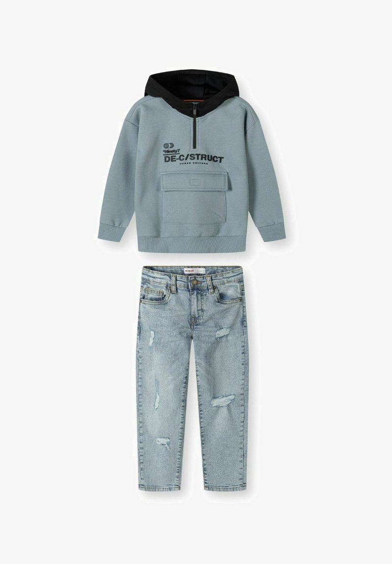 Jasnoniebieska bluza z kapturem z przednią kieszenią i czarnymi akcentami, zestawiona z przetartymi jasnoniebieskimi dżinsami z dziurami i prostym krojem.