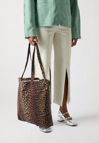 Pieces PCSUITY TOTEBAG - Shoppingväska - black