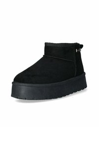 Stivali alla caviglia in suede nero con suola piatta e texturizzata. Presentano un design semplice e dettagli cuciti lungo il bordo superiore.