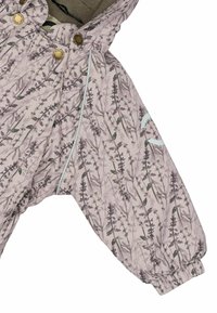 Růžový sněhový overal s květinovým vzorem, měkkou podšívkou, elastickými manžetami a zapínáním na zip. Obsahuje kovové knoflíky a zelený akcent.