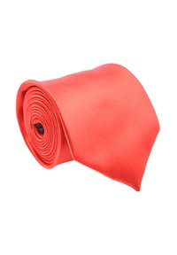 Cravatta di seta rossa, arrotolata, con una texture liscia e un colore uniforme. L'estremità stretta si affusola a un punto. Etichetta visibile all'interno dell'arrotolamento.