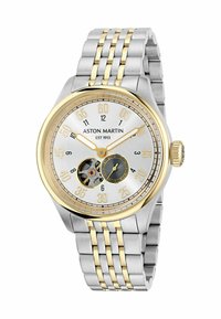 Reloj de pulsera Aston Martin en plata y oro con esfera blanca, números en oro y negro, dos subesferas y pulsera de eslabones metálicos.